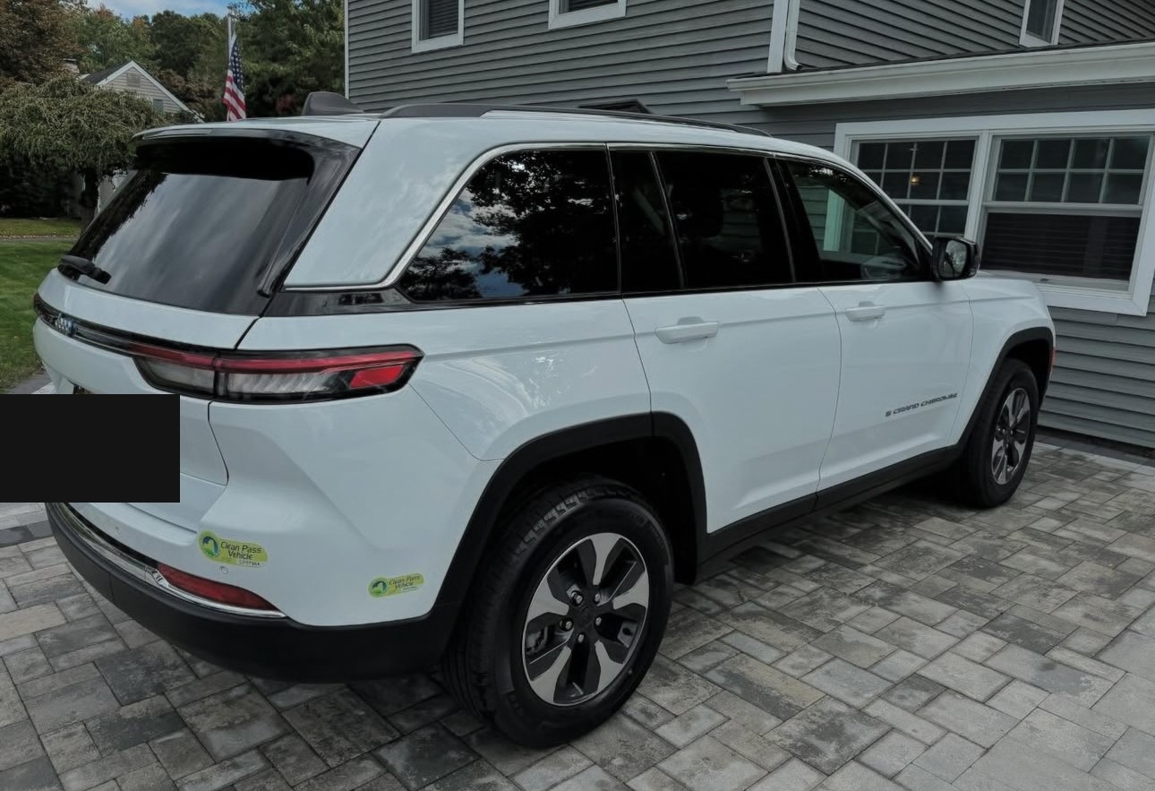 White Jeep Grand Cherokee exterior detail
